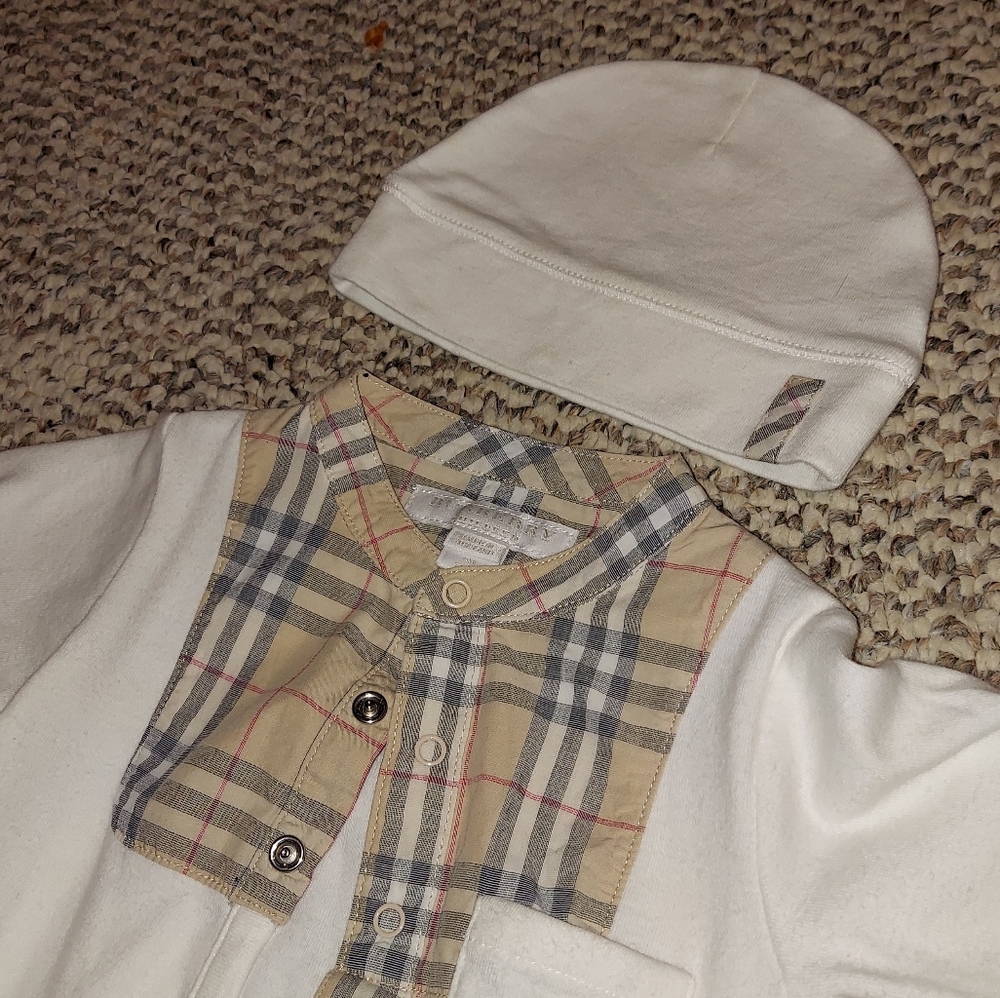 Burberry stretchie with hat, white, 9 months